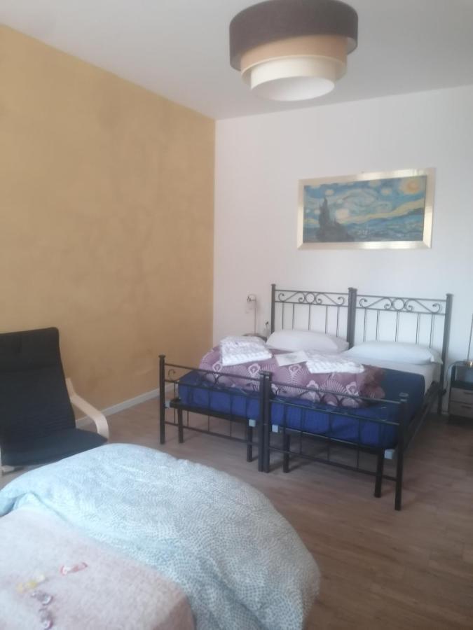 Emmanueli65 Fronte Clinica Per 5 Matrimoniale 2 Singoli 1 Divano Letto Piacenza Eksteriør bilde