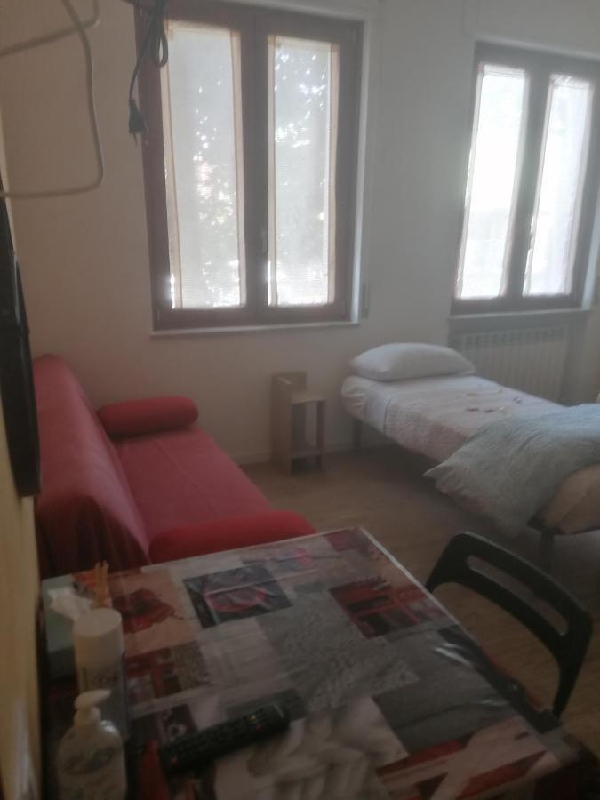 Emmanueli65 Fronte Clinica Per 5 Matrimoniale 2 Singoli 1 Divano Letto Piacenza Eksteriør bilde